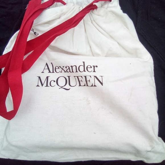 Alexander McQueen Red Skull Handbag with Diamond Eyes - Picture 4 of 6